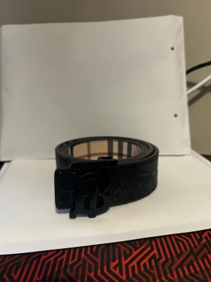 Burb bälte tvåsidigt - Fett bälte som får dig att både sticka ut men kan även vara diskret med en helt svart design på andra sidan