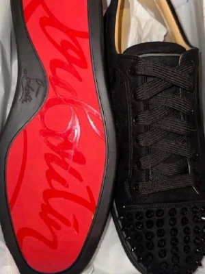 Louboutin skor  - Jag hitta dem i min gaderob aldrig använda fick dem förra året som present och den va för liten hitta dem idag jag bhvr nya skor så kom trade