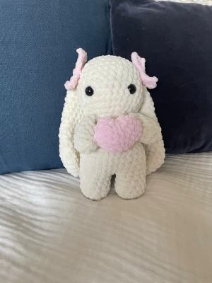 Virkad kanin med hjärta - Supergullig virkad vit kanin, som håller i ett hjärta! Passar perfekt som gosedjur eller dekoration!