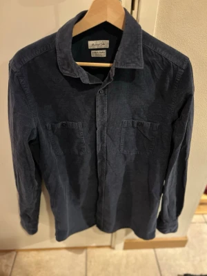 Mörkblå overshirt - Mörkblå overshirt från Massimo Dutti i mjuk manchester. Passar S/M. Perfekt inför våren!🔥