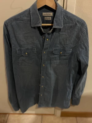 Blå overshirt  - Snygg blå overshirt i jeanslikande material från Massimo Dutti. Stryks vid ev. köp. Passar S/M. Toppen till våren!🔥😁