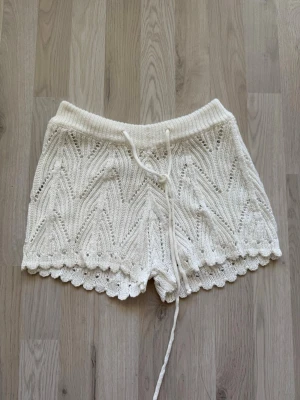 Vita virkade shorts strand shorts  -  Virkade strand shorts, köpta ifrån Vinted. Sitter som en s 💕