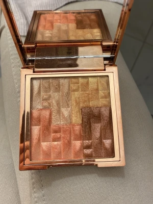 Highliter glow  - Den funkar som den ska. Knappast använd fast har haft den i väldigt länge . Köpte den för ca 170 kr och säljer den för 125. 