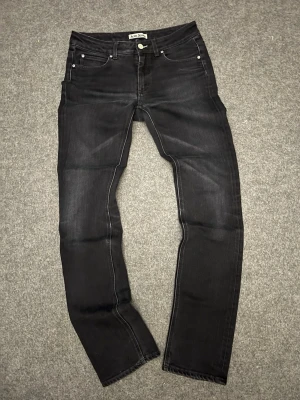 Svarta acne Jeans med raka ben - Sköna acne jeans, knappt använda i storlek  W30/L34