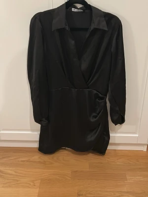 Svart omlottklänning i satin - Snygg svart kort omlottklänning från Zara