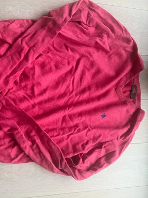 Röd tröja från Morris, M - V-ringad tröja från Morris i storlek M! Superfin men använder inte så mycket tyvärr! Skriv om du vill ha fler bilder!