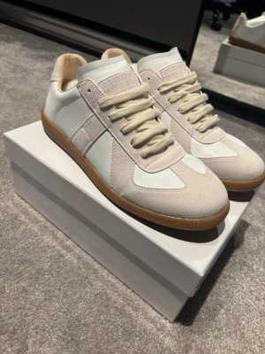 Maison margiela gats - Tjena! Säljer ett par riktigt feta gats i färgen vit. Skorna är aldrig använda och i mycket gott skick. Dustbag och box ingår!