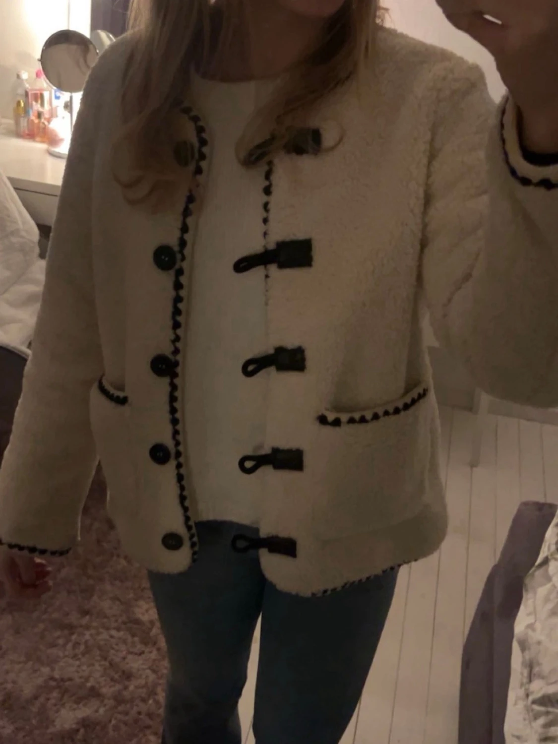 Vit teddyjacka med svarta detaljer   - 2