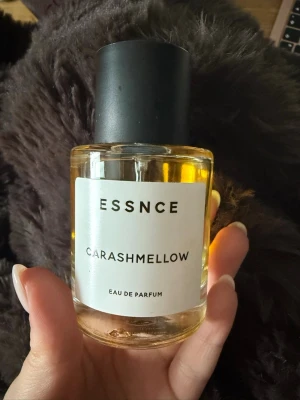 ESSNCE Carashmellow Eau de Parfum - Säljer denna parfym från ESSNCE med doften Carashmellow. Mer än halva kvar i flaskan, 50 ML. Säljer den då de inte är min typ av doft längre 