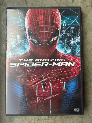 The amazing spiderman dvd - DVD-film med "The Amazing Spider-Man". Filmen är från 2012 och har en speltid på cirka 131 minuter. Ljudspår finns på engelska, svenska, norska, danska och turkiska. Textning finns på engelska, svenska, norska, danska, finska och turkiska. Filmen har bonusmaterial som borttagna scener, kommentarspår, stuntrepetition och "Oscorp-arkivet".  Finns på språk: Engelska, Italienska, Turkiska, Tyska    OBS!! skivorna är begagnade så det kan förekomma repor/hairlines på skivorna, men då jag kollar igenom