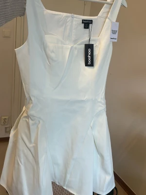 Vit studentklänning - Helt oanvänd med prislappen på. Köpte den för 360kr men den passade inte mig😞.  Köpt från booho