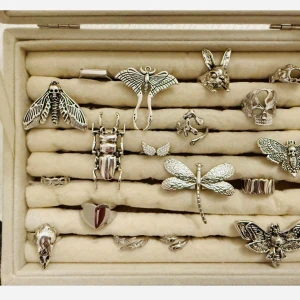 Alla som köper minst 2 ringar får en slumpmässigt ring på köpet.  - Alla som köper minst 2 ringar får en slumpmässig vald ringar på köpet. Vid köp över 4 ringar får man välja ringen som kommer på köpet . Priserna varierar mellan 89kr-139kr från denna annonsen .   OBS! (Begränsat antal ringar)🛍️🛍️