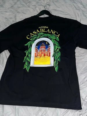 Svart Casablanca Avenida t-shirt - Svart t-shirt från Casablanca med färgglad grafisk print på både bröstet och ryggen, toppenskick. 🛑Plastpåse medföljer🛑 Lite stor i stoleken🛑Skriv vid funderingar. 🛑Snabb affär=kan gå ner i pris