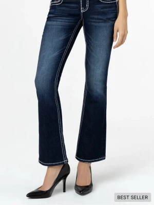 Mörkblå bootcut jeans från miss me - Snygga mörkblå bootcut jeans med markerade vita kontrastsömmar och klassiska fem fickor. Jeansen har en något utsvängd passform nedtill och är perfekta för en trendig look. Tillverkade i stretchig denim - riktigt sköna att bära hela dagen.
