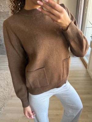 Brun stickad tröja med fickor - En enkel och snygg brun stickad tröja med två fickor framtill. Ifrån Zaras barnavdelning i största storleken men sitter som en xs💕