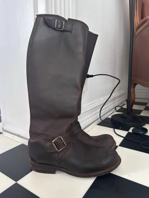 Primeboots biker boots - Primeboots Engineer Boots stl 38 – Dainite sula – äkta läder  Klassiska Primeboots engineer boots i mörkbrunt läder. Kvalitetsstövlar med Dainite British made gummisula som är mycket slitstark.  • Storlek 38 / UK 5 • Äkta läder • Dainite-sula • Spännen + dragkedja baktill • Mycket fint skick  Nypris ca 5 000–6 000 kr.