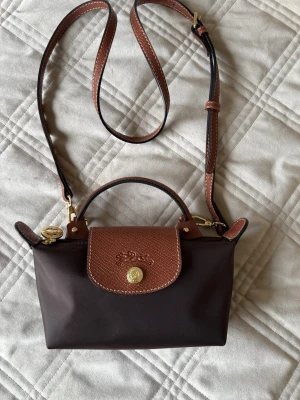 Brun LONGCHAMP. - Brun LONGCHAMP med gulddetaljer. ‼️FASTA PRISER ‼️