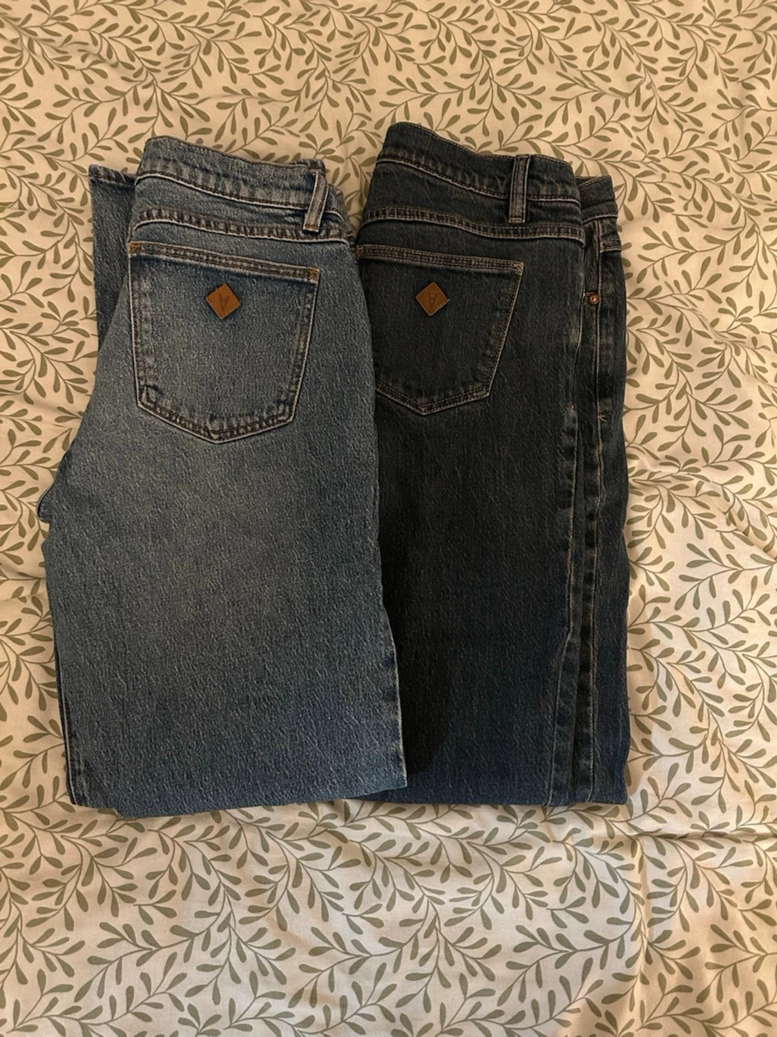Två par raka A-brand jeans i olika blå nyanser