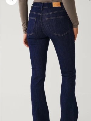 Mörkblå bootcut jeans från Gina Tricot - Helt nya bootcut jeans från Gina! Lite för korta för mig men annars superfina, använda en gång, som nya! 