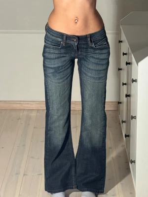 Low bootcut jeans only  - Ena benslutet har en liten reva, se sista bilden. Midjemått: 36cm. Innerbenslängd: 74cm. Kolla in min profil, följ för fler plagg🙌