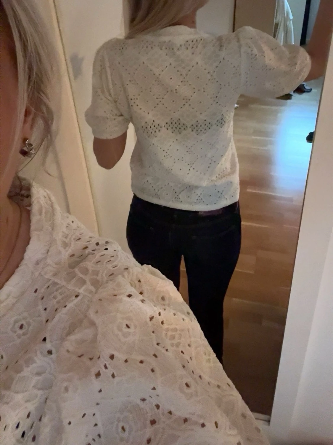 VitTestickad blus med puffärm - 1