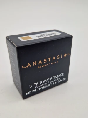 Anastasia Dipbrow Pomade Blonde - NY I FÖRPACKNING Anastasias Dipbrow Pomade i färgen Blonde är en krämig ögonbrynspomada som ger fylliga och definierade bryn. Kommer i en liten burk på 4g och har en ljusblond ton som passar dig med ljusare hår. Perfekt för att skapa naturliga eller markerade bryn.