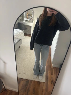 Mörkgrå stickad tröja - En mörkgrå stickad tröja med rund och små stenar. Tröjan är från h&m och i väldigt bra skick.