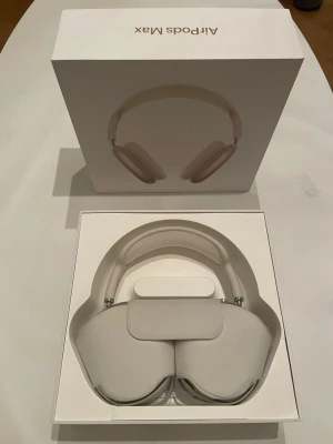 Apple AirPods Max vita hörlurar - Säljer ett par stilrena vita Apple AirPods Max over-ear hörlurar. De har en mjuk mesh-båge, aluminiumkåpor och minnesskum i öronkuddarna för extra komfort. Levereras med smart case och laddningskabel i originalförpackning. Helt nya och priset kan diskuteras. 