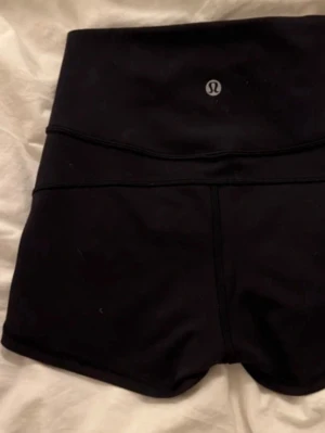 Svarta träningstights-shorts från Lululemon - Säljer ett par svarta, tighta träningstights-shorts från Lululemon 