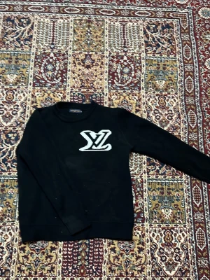  sweater  -  En väldigt fin tröja som är väldigt skön håller dig varm Väldigt stilig och kan passa med vad som helst. Den är använd, men är ändå väldigt bra skick ( K O P I A ) Pris kan diskuteras passa på och fråga tar emot byten ( skor, byxor, andra tröjor, )