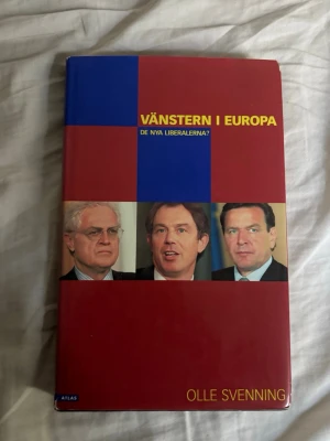 Vänstern i Europa - Olle Svenning - En bok av Olle Svenning med titeln 'Vänstern i Europa: De nya liberalerna?'. Omslaget är rött och blått med foton på politiker. Boken analyserar vänsterns utveckling i Europa och diskuterar politiska förändringar och ledande gestalter.