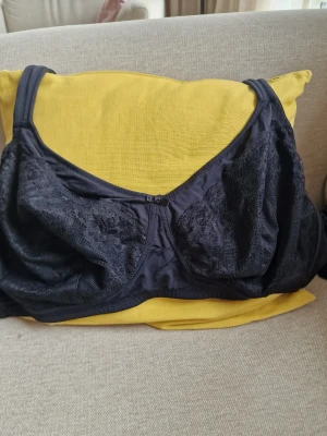 Svart bh från kappahl för 80 kr - Svart bh från kappahl. Använd några gånger bara. I  mycket gott skick