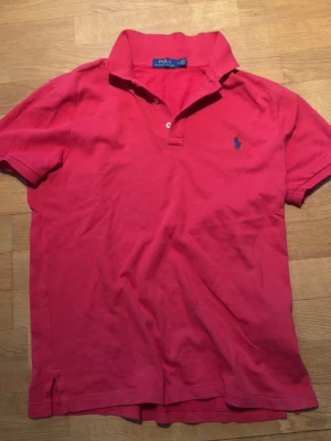 Röd pikétröja från Polo Ralph Lauren - Ralph lauren piké. Oanvänd. Nypris: 1195 kr. Mitt pris: 695 kr. Pris går att diskutera.