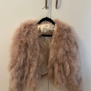 Fur coat - Rosa jacka fuskpäls, köpt secondhand. Köpare står för frakt.