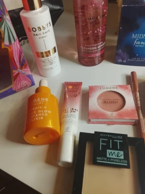 Maybelline Fit Me Matte + Poreless puder - Maybelline Fit Me Matte + Poreless puder i färgen 115 Ivory. Kompakt puder i svart plastförpackning med spegel, perfekt för att matta ner huden och ge en jämn finish. Passar dig som vill ha en naturlig look utan glans. Allt är helt nytt! Paketpris för allt 989kr