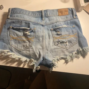 Jeansshorts - Fina jeansshorts med slitningar och i väldigt bra skick. 💓 Storlek 25 men passar mig som har XS💓