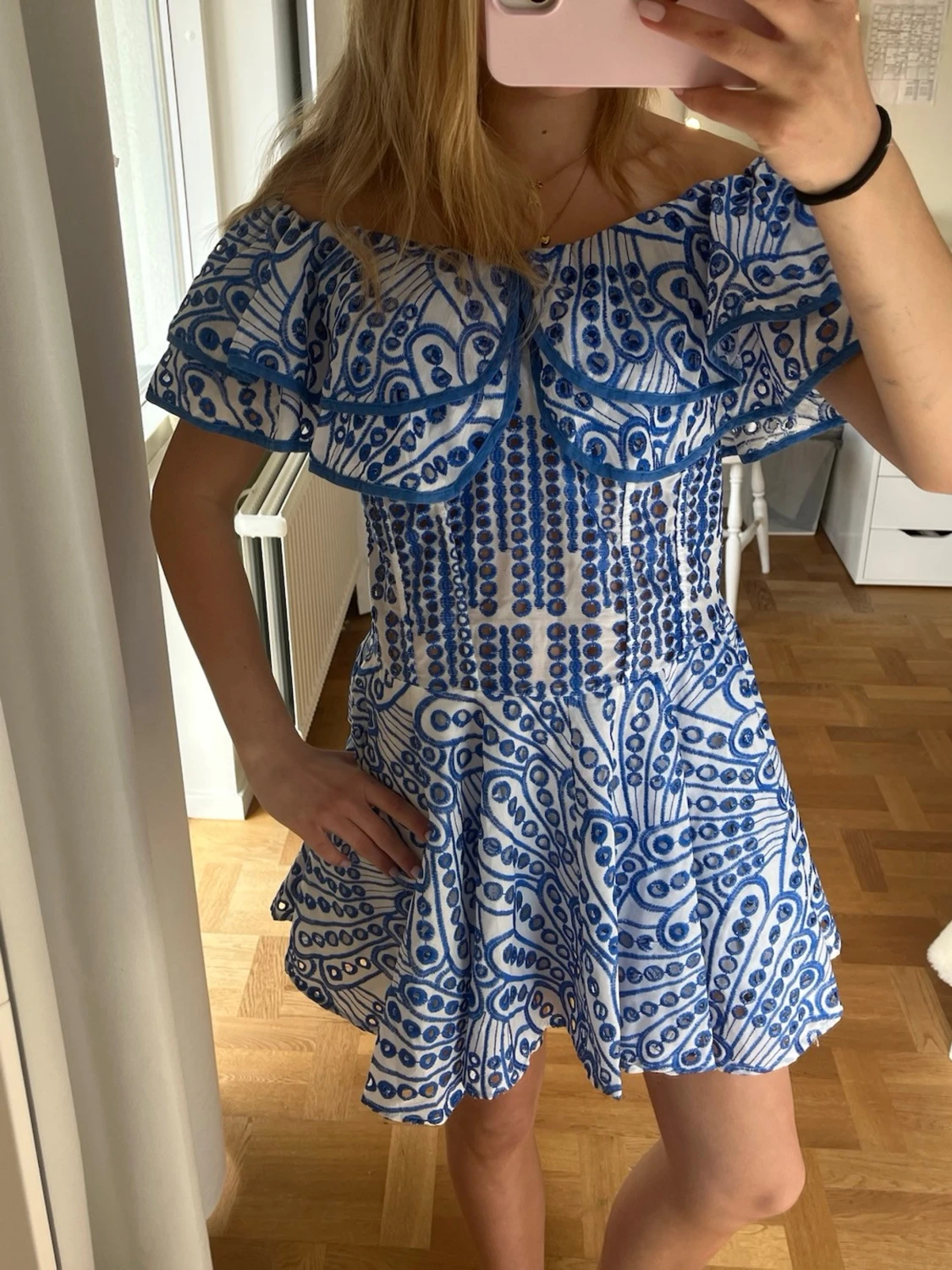 Blåvit offshoulder kortklänning