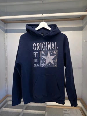 Scandi hoodie - Säljer denna marinblåa feta hoodie då den är lite för liten för mig. Den är i bra skick. Storlek M. Passar någon runt 180-185cm. Bara att skriva vid minsta fundering. 👍