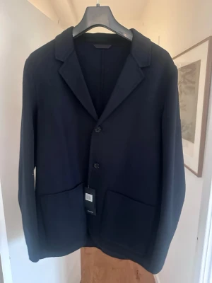 Helt ny! Mörkblå kavaj/overshirt från John Henric - Helt ny, tags sitter på. Nypris på John Henric 2599kr. Pris kan diskuteras🤝. 
