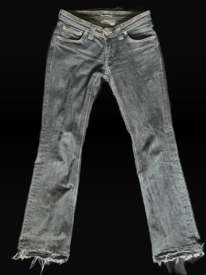 Low waist y2k bootcut jeans - Supersnygga lågmidjade jeans från denimbirds. Är i mycket bra material och skick förutom lite slitningar längst ner. Är nästan 80cm i innerbenslängd och passar xs.