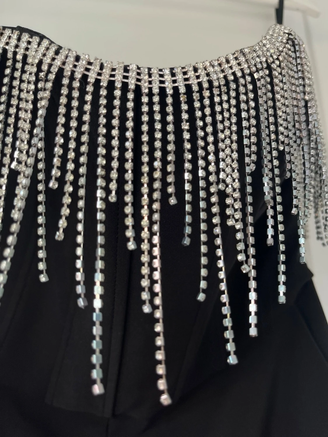 Svart jumpsuit med strassdetaljer - 1