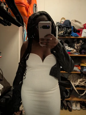 Vit ribbad tubklänning - Säljer en vit, tight ribbad tubklänning med hjärtformad urringning. Klänningen är ärmlös och har en kroppsnära passform som framhäver figuren. Perfekt för dig som gillar en stilren och trendig look.