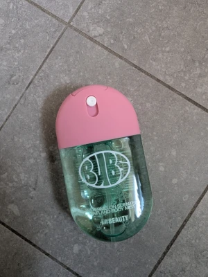 Bubs Body mist Watermelon - Body mist från Bubs & H&M's samarbete som är limited edition och slutsålt. Endast testad en gång. Doft av vattenmelon. 50 ml. 