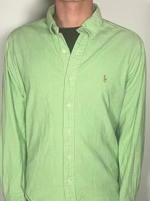 Ralph Lauren skjorta - Säljer en riktigt snygg och trendig Ralph Lauren skjorta i fint skick, storlek L, vid frågor är det bara att skriva //Gramenti