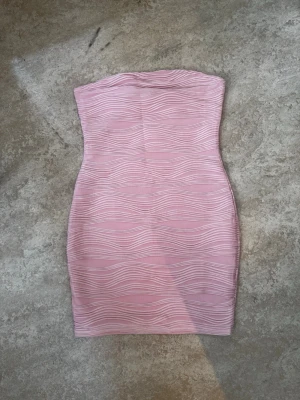 Kort klänning  - En rosa kort klänning i stl S som är i väldigt bra skick säljs för 125 kr.