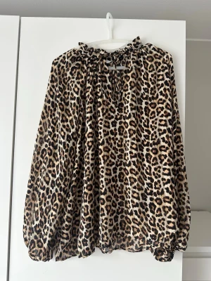 Leopard blus  - En leopard blus med fin knyt detalj vid halsen. 