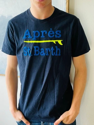 Saint Barth T shirt  - Riktigt snygg Saint Barth t shirt i storlek Xl men skulle säga att den sitter som en L. Modellen på bilden är 190 och väger 85. Vid köp av fler erbjuder jag alltid rabatt😊