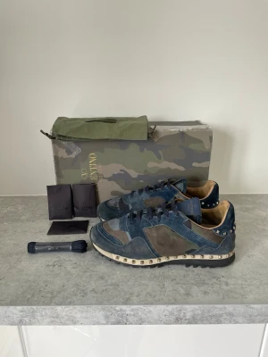 Valentino rockrunners - Valentino rockrunners i storlek 40,5 passar 41,5 skick 8/10 alla nitar på plats, box, dustbag kort och helt nya snören medföljer vid köp, en liten lagning vid en nit (syns på bild) / hör av er vid funderingar