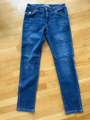 Blå jeans från Hansen & Jacob  - Snygga blå jeans från Hansen & Jacob med klassisk femficksmodell och stretch. Väldigt fint skick! 