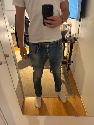 Jacob Cohen jeans!  - Säljer ett par sköna Jacob Cohen jeans i modellen Nick i storleken 31. Används varsamt och väl-omhändertagna. DM vid intresse 🙌Modellen är 185 och väger ca 66 kg. 